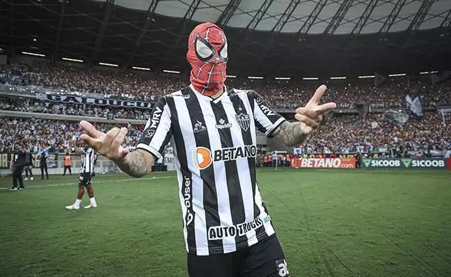 CentralDoCAM's tweet photo. “Posso afirmar que vivo o melhor momento da minha carreira. Conquistei títulos, prêmios individuais e não pretendo parar por aí. Seguirei me dedicando para levantar mais taças e trazer novas alegrias para a Massa Atleticana.”

🎙 Guilherme Arana.
📸 Pedro Souza/Atlético-MG https://t.co/tQwhUgBVWX