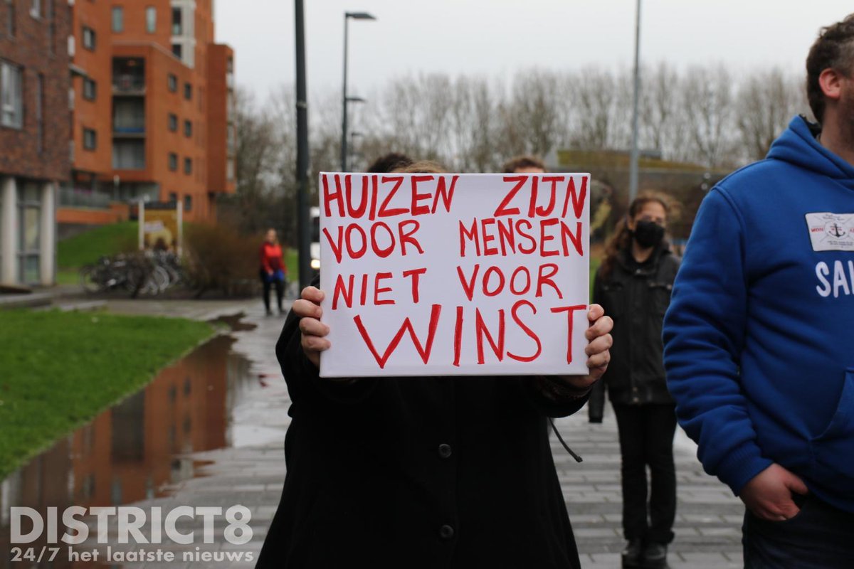 RedactieD8's tweet photo. In het #Poptapark in #Delft vindt op dit moment een demonstratie plaatst tegen het huidige woonbeleid. Enkele tientallen mensen zijn hier aanwezig. De politie houdt een oogje in het zeil. https://t.co/YY6ClwBsn5