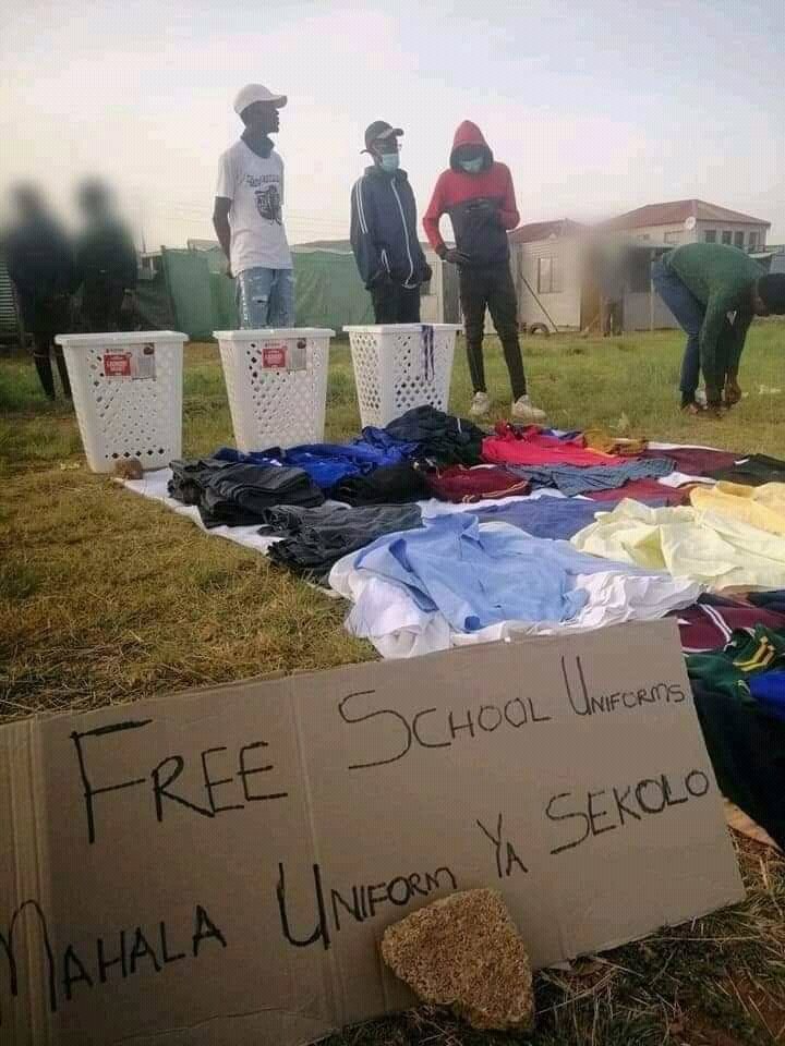 I came across this post,I may not know them personally but lets RETWEET to Appreciate their good deed 

Ms Cosmos
Malema
Thuli
Centurion 
Acacia 
Mpho
EFF and RET
Mogoeng 
Lamola
Zuma
#BBMzansi 
Stellenbosch
Thato 
Thabiso