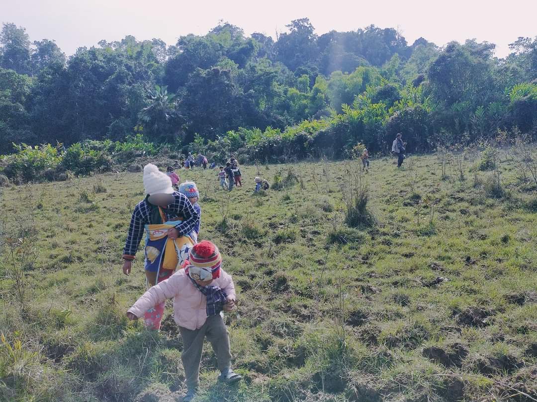 Reliable sources said that IDPs from #Sumpian village of Sum prabum township urgently need foodstuffs and shelters as the weather is freezing in forest. Adding to it, SAC's air-raids have deprived of their livelihoods and thus, they are in financial hardships.
#2022Feb6Coup