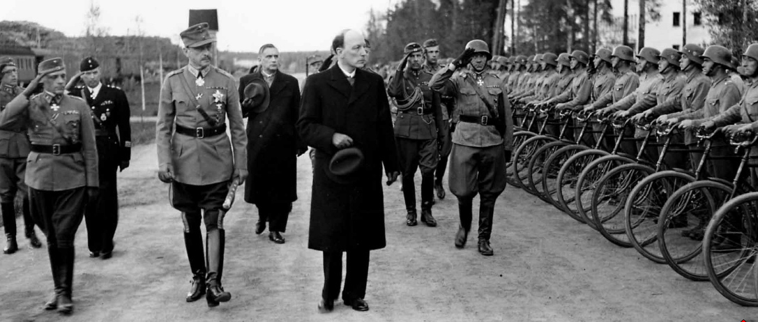victorcmn's tweet photo. Hubo un tiempo en el que a la guerra se iba en bicicleta. https://t.co/e41G4OY8YL