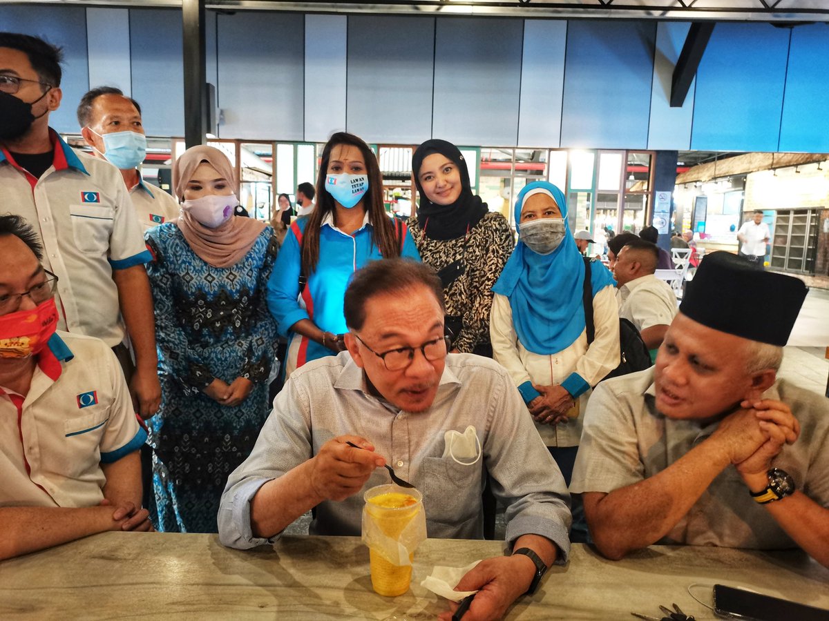 RozyRazit's tweet photo. Hadir di Walkabout bersama Dato' Seri @anwaribrahim di B5 #DunKempas 

Sempat beramah mesra bersama Dato Seri.. Tak kering gusi kalau berbual dengan Dato Seri ni..

#PRNJohor
#JohorMemilih
#MajuBermaruah
#JomNgundi https://t.co/CotoIahQj9