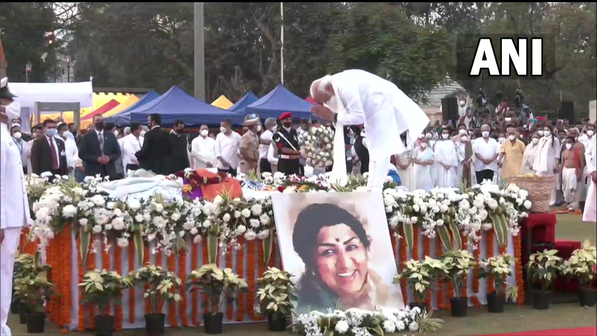 AHindinews's tweet photo. मुंबई: प्रधानमंत्री नरेंद्र मोदी ने शिवाजी पार्क पहुंचकर भारत रत्न लता मंगेशकर को श्रद्धांजलि अर्पित की। कुछ ही देर में उनके पार्थिव शरीर का अंतिम संस्कार किया जाएगा। https://t.co/226vR4ctE7