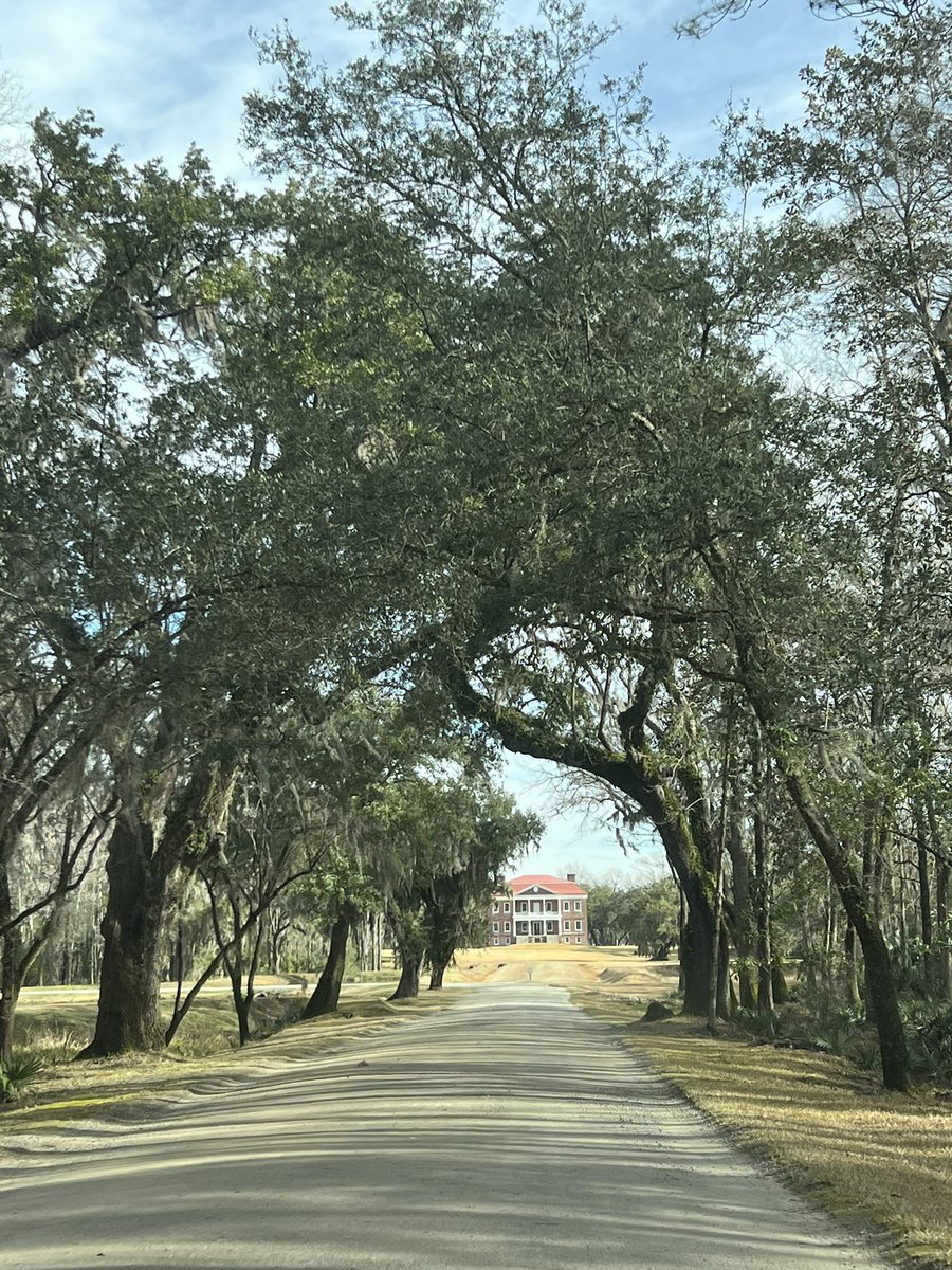 candrewsRLA's tweet photo. Drayton Hall is one of the only preserved plantations! Built in 1746, the craftsmanship of the enslaved was truly incredible. Each brick was hand made by children. Quash, the carpenter, crafted each piece by hand. #charleston #prerevolution https://t.co/kn0LhH1SAI