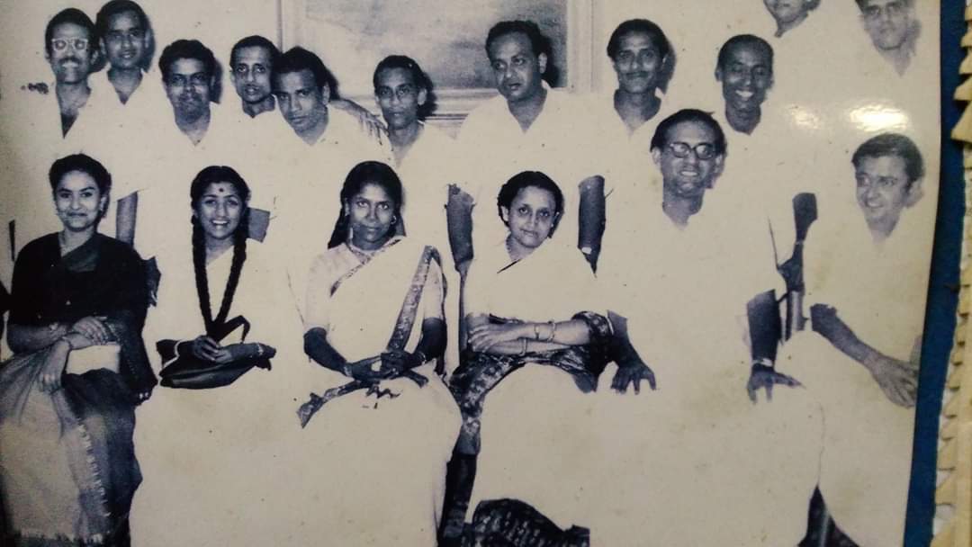 Gautam Roy on X: "Lata Mangeshkar along with Hemanta Mukherjee,Sandhya Mukherjee and Bhanu Banerjee at at Basusree Cinema House. https://t.co/GaEt0snzj0" / X