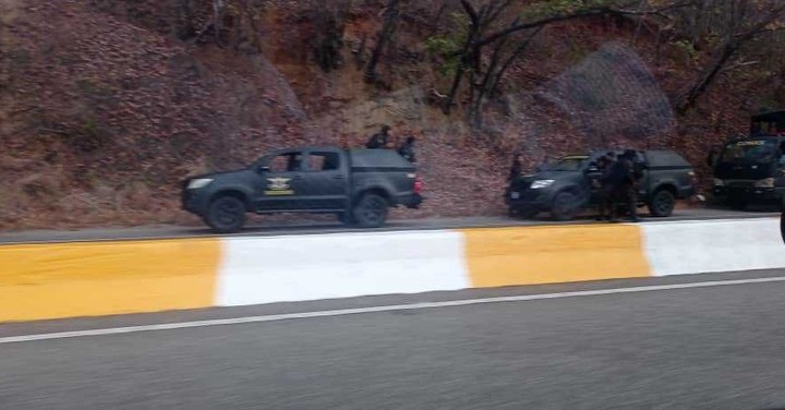 8:00 am #6feb Reportan enfrentamiento entre cuerpos de seguridad y delincuentes en Las Tejerías. Evitar transitar por este tramo de la carretera Panamericana y la autopista Regional del Centro cutt.ly/RbIhP0Jb Vía <a href="/polita26/">Pola Del Giudice</a>