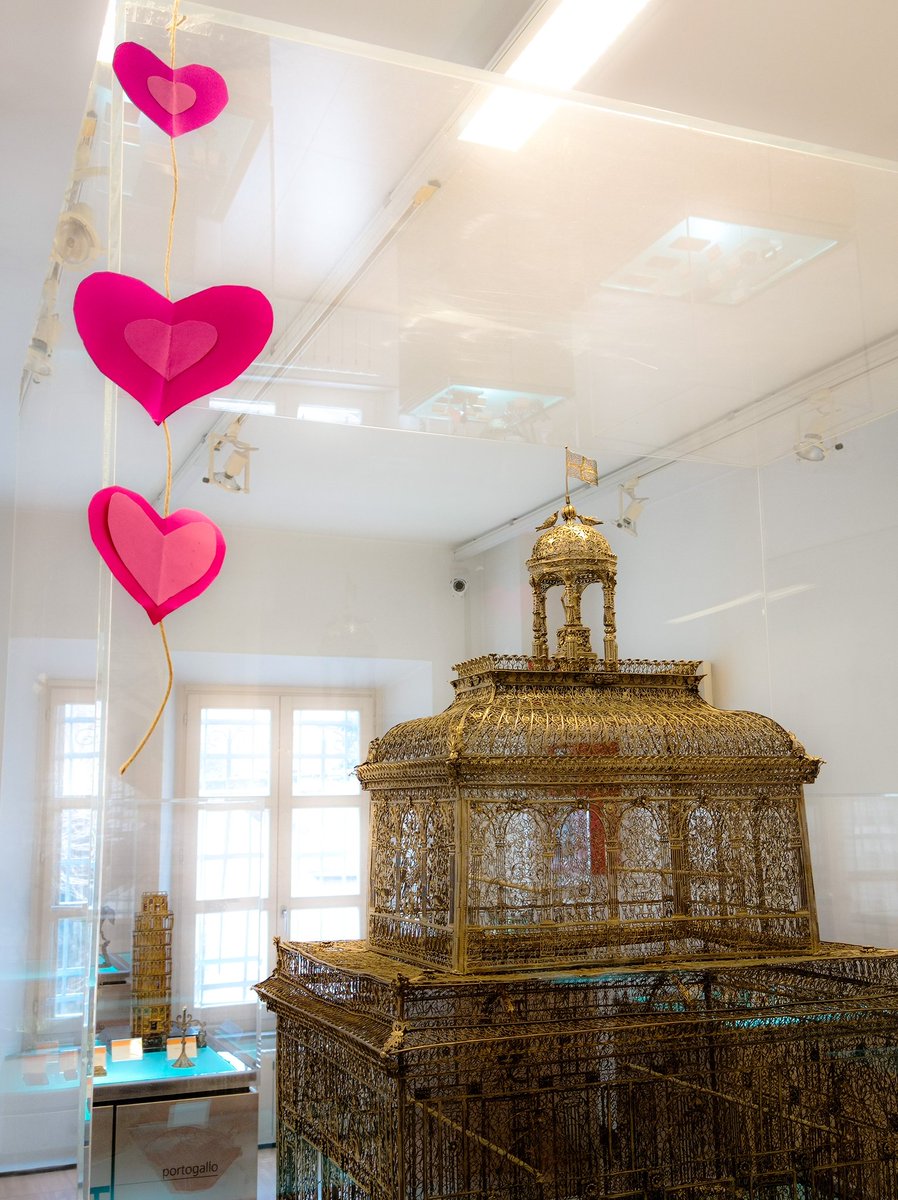 MuseoFiligrana's tweet photo. "E quando il sole va via
Se tu mi fai una magia
Sento tornare l’amore"

E con queste parole del brano sanremese di Gianni Morandi, premiato con la lanterna in filigrana campese nella serata cover, vi chiediamo... Amate la filigrana come noi? 🥰
#museodellafiligrana #campoligure https://t.co/gHY22J9Oby