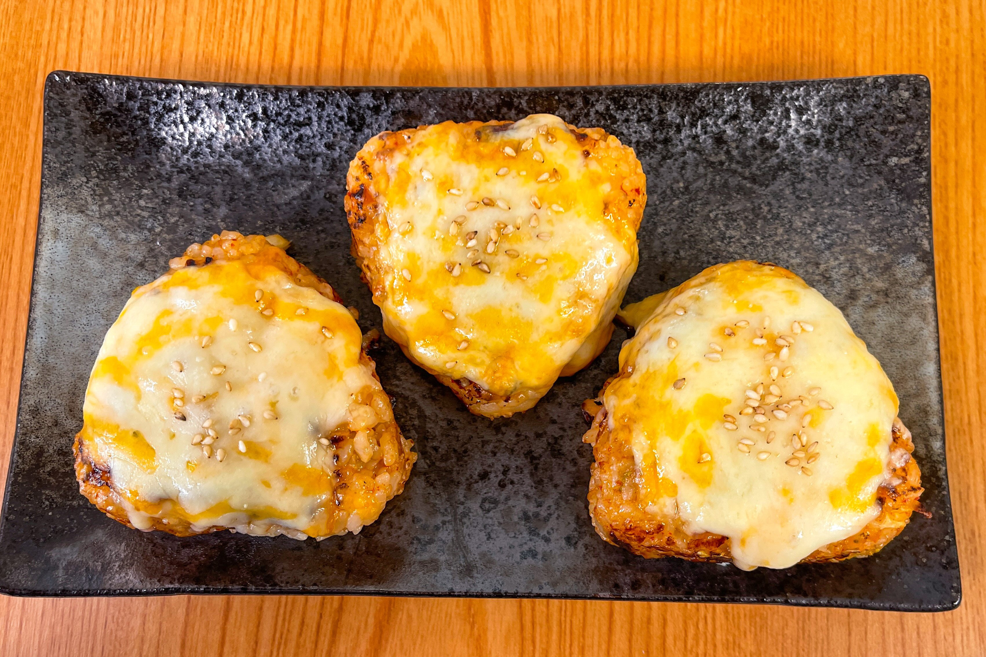 まるみキッチン 簡単レシピ 気付いたらテーブルからなくなってしまうほど旨い焼きおにぎりを発明しました 悪魔のキムチーズ 焼きおにぎり 白ごはん1合に刻んだキムチ 焼き肉のタレ大さじ2 ごま油大さじ1まぜたらにぎる フライパンで表面に