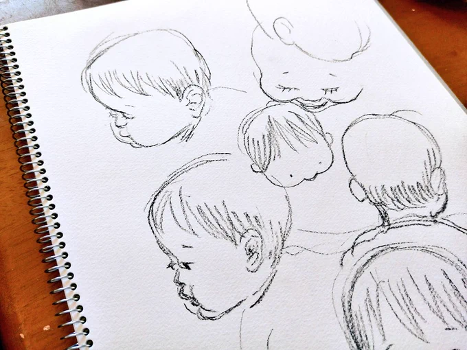 赤ちゃんをそらで赤ちゃんぽく描けるようになる前に子が赤ちゃんでは無くなっていってしまうなあ、早いな… 
