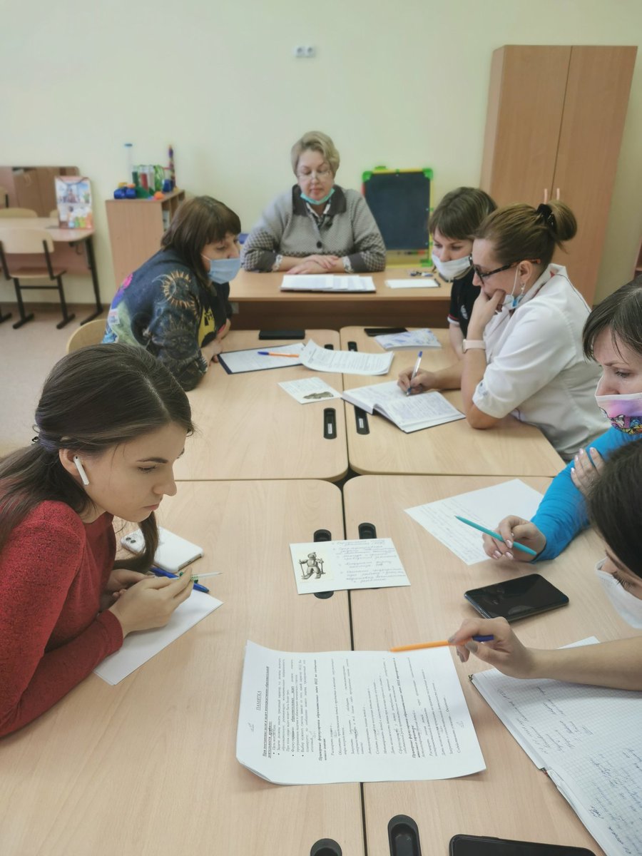 В рамках программы по адаптации и наставничеству молодых педагогов в нашем детском саду прошла очередная встреча. Педагоги разбирали план написания конспекта НОД, учились ставить цель образовательной деятельности и соответствующие задачи для её достижения.