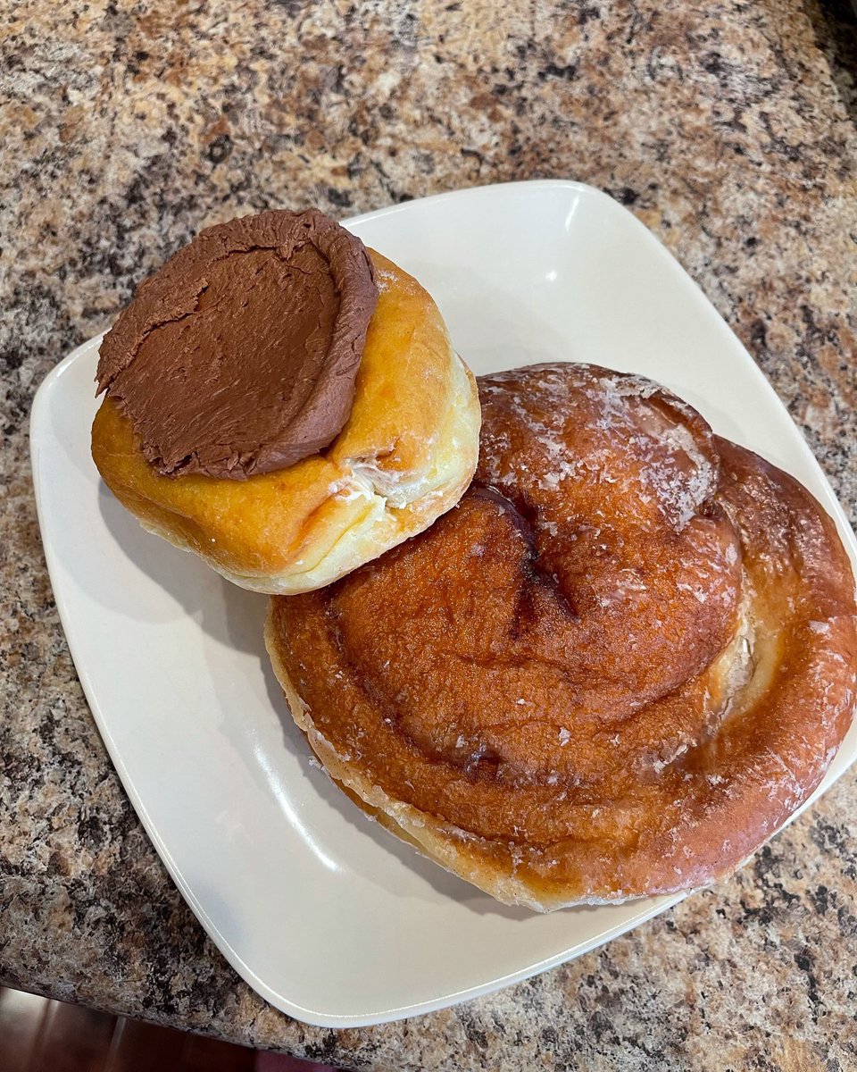AshleyD_WTAE's tweet photo. #ifykyk @oramsdonuts is my all time favorite! As much as I love the cinnamon rolls my favorite is the cream filled with chocolate icing! Anyone else have a favorite?!? #beaverfalls #beavercountypa #orams #donuts https://t.co/xOF7mCH6nQ