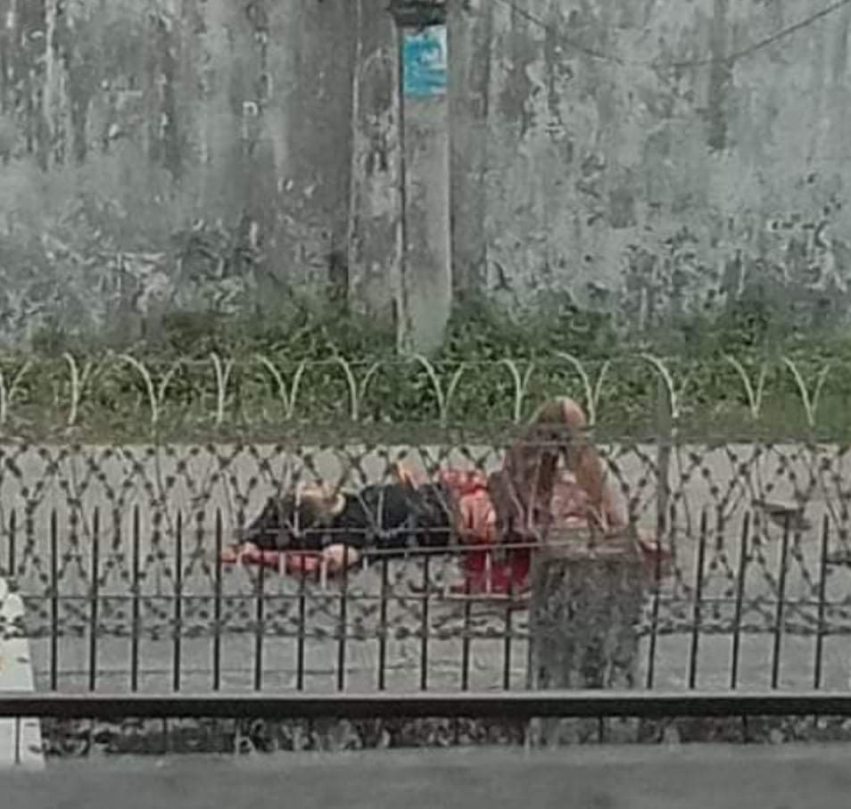 A youth from @ABSFU was shot to death while hanging banners on a overpass near Inya Lake,Yangon this evening. Some Strike Committees including <a href="/GenStrikeCom/">General Strike Committee -GSC</a> called one week campaign to against the fascist group since Feb 1. 
#2022Feb6Coup 
#GSC
#ABSFU
#WhatsHappeningInMyanmar