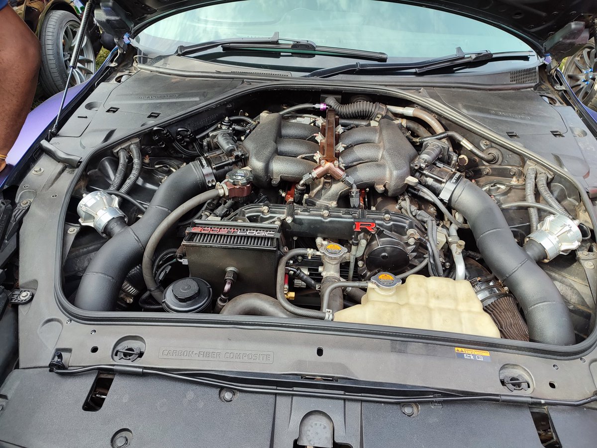 king_hysteria's tweet image. I&apos;ve always been an ardent lover of performance cars. Not show cars, performance. This particular R35 is my favourite. 
The engine bay, as you can see, is built and tuned to near perfection. It pushes 1500+ hp and 2.5 bar of boost. But what does that mean?