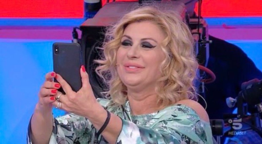 _permalosa's tweet photo. La cosa più divertente è vedere i cantanti cantare in playback dopo la sbronza della sera prima 

#Sanremo2022 #Domenicain https://t.co/YvP2y8UR1M