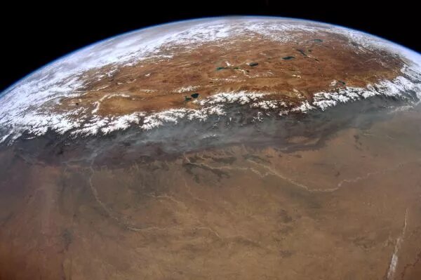 CienciaDelCope's tweet photo. Cadenas montañosas gigantes, al menos tan altas como el Himalaya, y que se extendían hasta 8.000 km a lo largo de supercontinentes enteros desempeñaron un papel crucial en la evolución de la vida temprana en la Tierra, según un nuevo estudio. https://t.co/FIUrSsFY45 Vía @ANUmedia https://t.co/C5Tx3fE6Gl