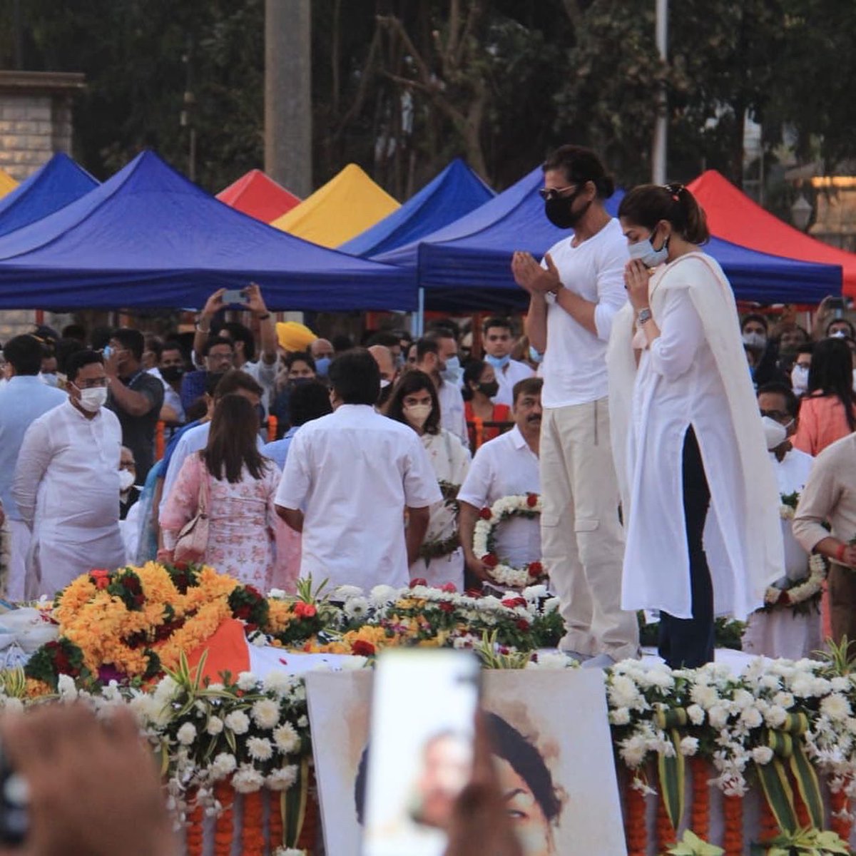 #KingKhan #Shahrukhkhan pay tribute to Lata Mangeshkar.🙏

#RIPLataMangeshkar #LataDidi #LataMangeshkarDeath #RIPLataDidi #NightingaleOfIndia #QueenOfMelody