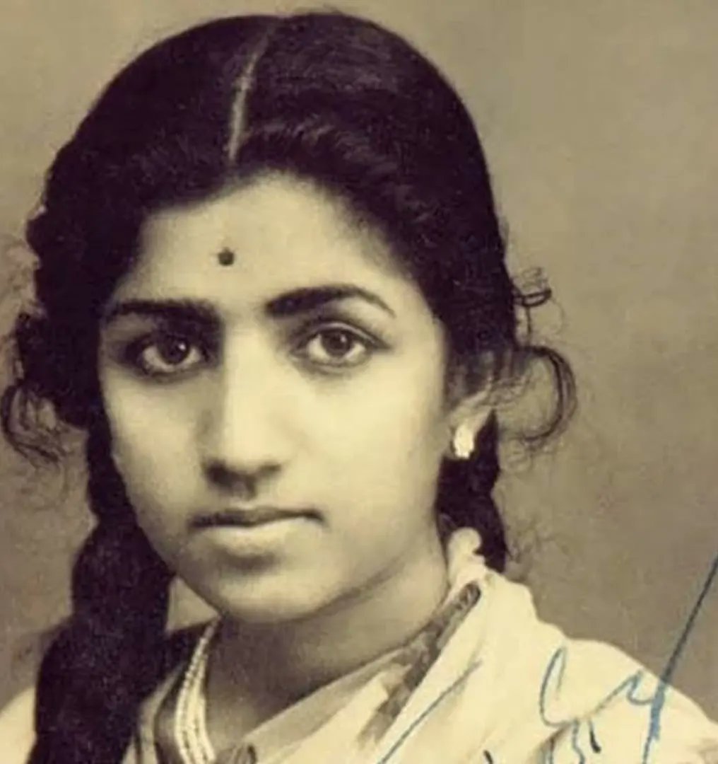 mriganka_dr's tweet photo. The #Nightangle leaves us forever.. #legand stays with us forever.. #omshanti #latamangeshkar https://t.co/J2t28SUr2w