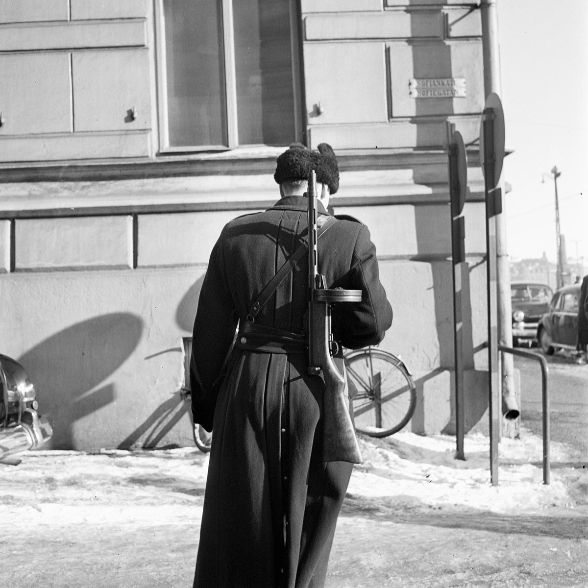 RT @coldwarfinland: A police officer during a general strike in Helsinki, 1956 https://t.co/SrN1EGvK3R