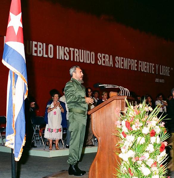 DiazCanelB's tweet photo. #FidelPorSiempre: Cuando el campo socialista se derrumbó y se desmerengó, supimos mantenernos firmes y seguir adelante; enarbolamos nuestras banderas, no las plegamos, no las rendimos, y estamos dispuestos a seguir luchando hasta la victoria. (6/02/1993) https://t.co/YtmKrQ6GRW