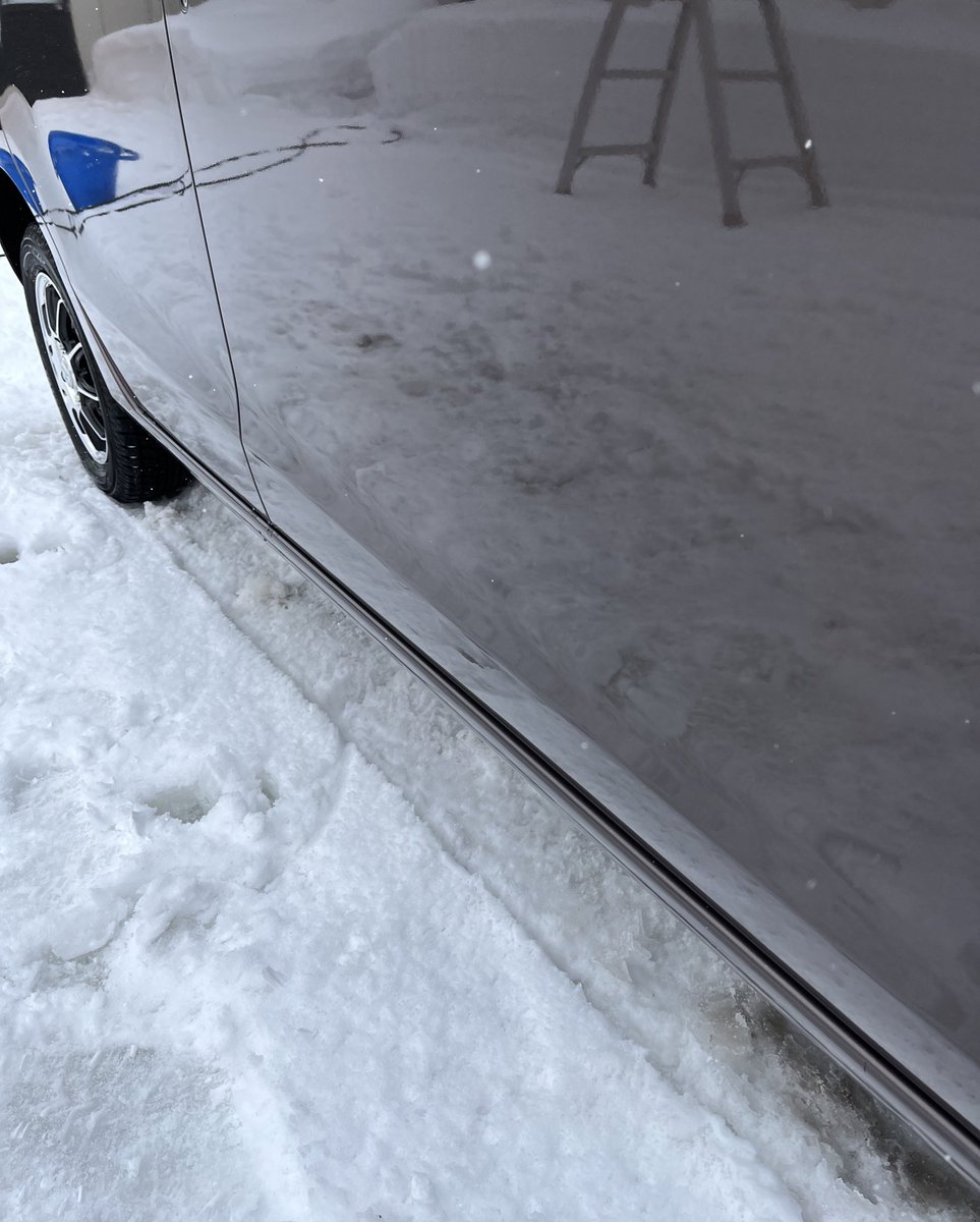 omi_ssk's tweet photo. 本日はなかなかの厳しい天候❄️だったんですが、あまりの汚れ💩に耐えかねて決死の思いで洗車🚘ですね〜🥶

頑張った甲斐はあったんですが、少し油断するとワイパーの根元にコッチの地域ならではの現象が😳

鼻水みたいですしぃ〜😩…

＃青森 ＃弘前 ＃津軽 ＃洗車 ＃雪国 https://t.co/OJmCi2AkRX