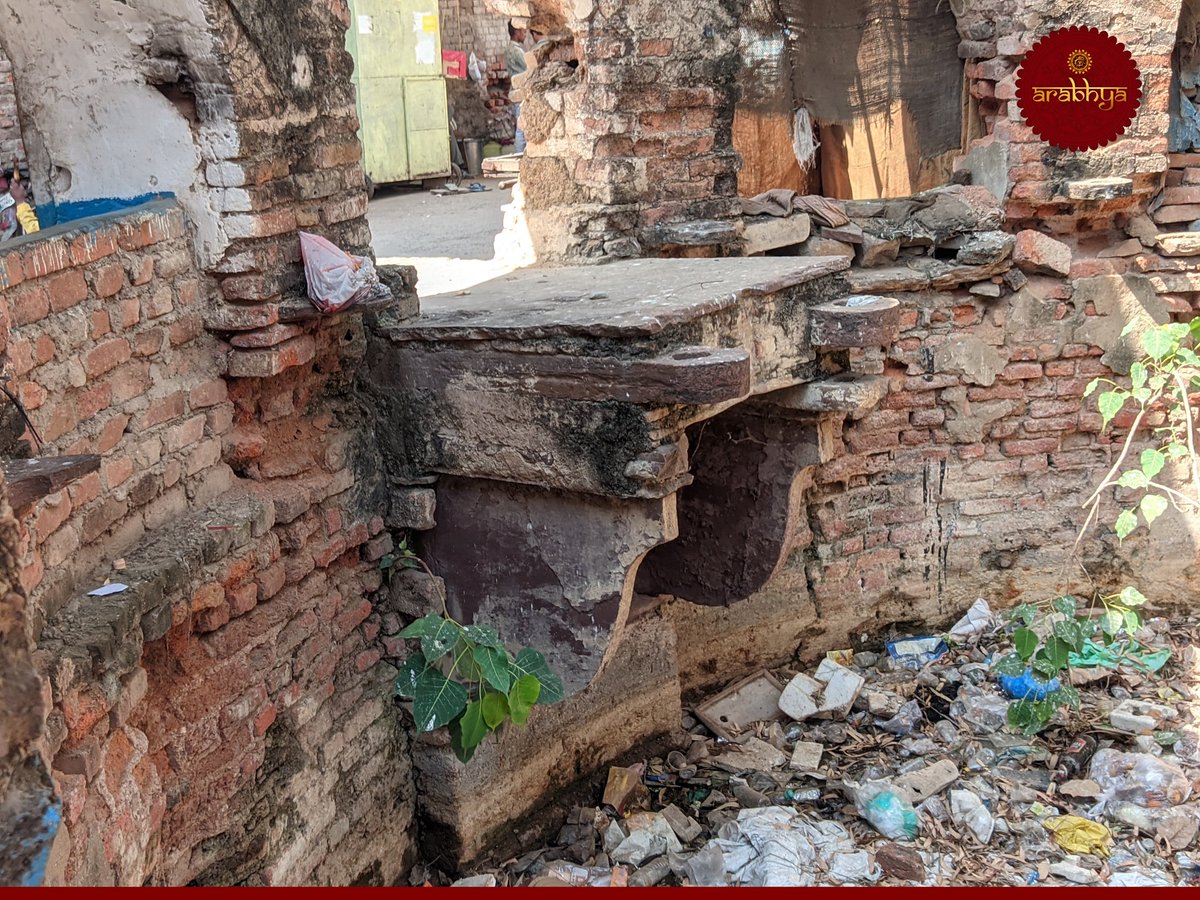 arabhya_org's tweet photo. The #Heritage of the city has been neglected. condition of the very ancient #BaradwariKuaan in the main market in the heart of the city has become dilapidated. 

📍Location: Damoh, Madhya Pradesh

@MinOfCultureGoI @mohdept @ChouhanShivraj @ArchitectsJrnal
#Damoh #MadhyaPradesh https://t.co/GiWSk3hUen