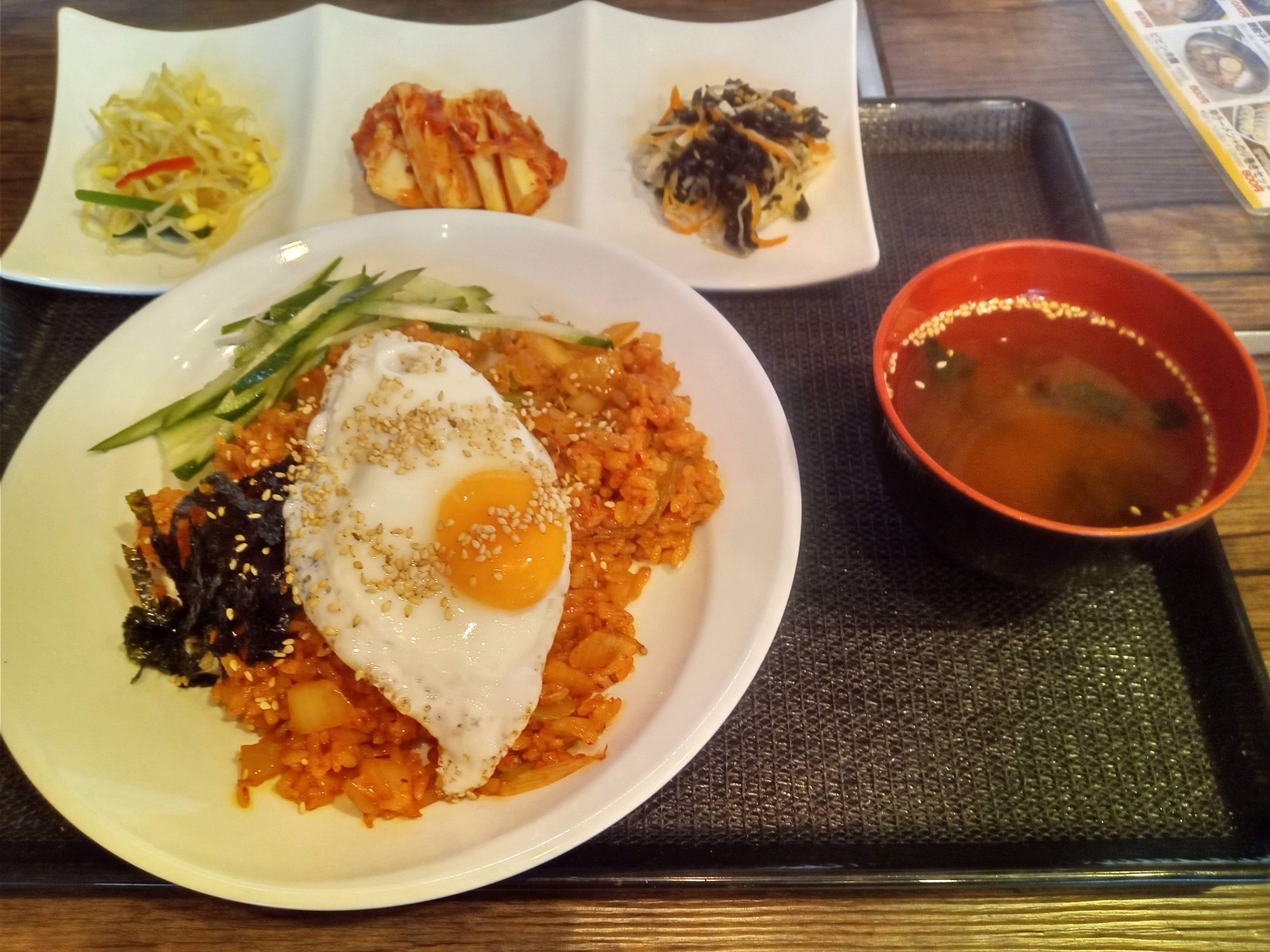 Gathering At Seoul 上野でキムチポックンパッ 800円 つやつやの目玉焼きがよきですね 土日祝は17時までランチをやってるのがありがたい 食べログだと掲載保留になってたけど普通におーぷんしておりました 上野 韓国料理 T Co Cmjufcwevm