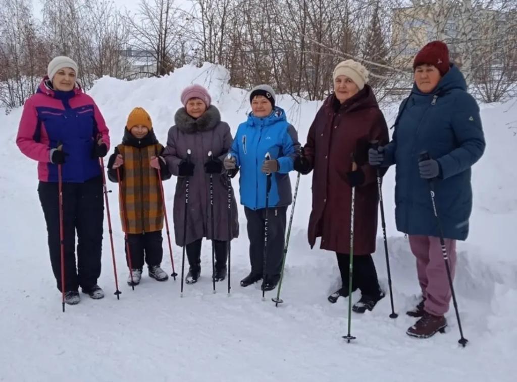 Серебряные волонтеры» с большим энтузиазмом начали осваивать скандинавскую ходьбу. vk.com/wall-160703735…