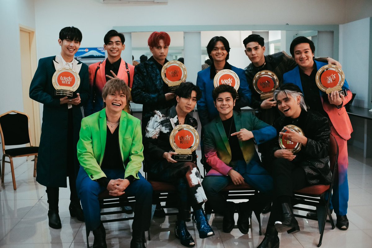 TheJuans_BAND's tweet photo. Recreating &amp; updating our WMAs group photo! 😆 Maraming salamat sainyo, JUA’TINISTAS! 🙌🏻 https://t.co/jmV5ZMtU1T