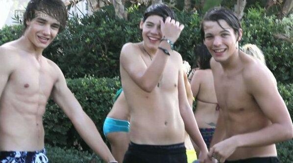 Мужчина трогает живот беременной. Девочки подростки занимаются. У пацана встал. Парни щупают друг друга. Лапает парню живот.