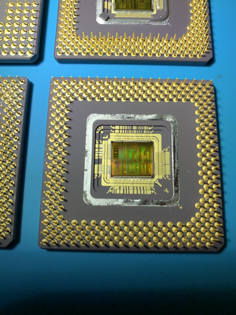 duke_cpu's tweet photo. I continued working on my #Pentium #CPU story following the 25 years anniversary of the Pentium MMX. The four Pentium generations go through a 800nm, then 600nm, and finally a 350nm process for the two last Pentium versions. #cpuduke #intel #vintage #microelectronics https://t.co/Fwsm8WI1lj
