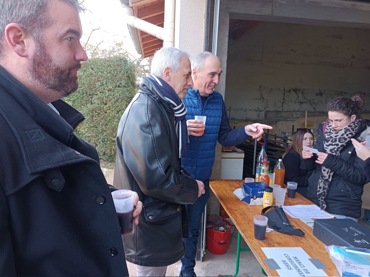 Jean_LucFUGIT's tweet photo. #Longes #Convivialité #Jeunesse
👏 Très heureux d'avoir participé ce matin à la matinée sabodet pommes de terre et tomme daubée organisée par l'association des Jeunes de Longes.
👍 Bravo pour le volontarisme, le bénévolat et la bonne humeur affichés ! https://t.co/qD2TxYZELQ