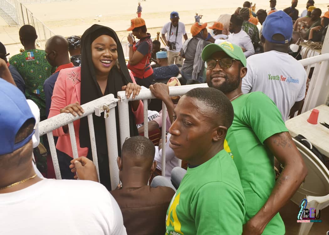RinsolaAbiola's tweet photo. Really can't appreciate my guys enough. They came all the way for me, came in early, didn't leave til I *assured* them it was okay to go.

I'm so, so thankful. 💚 https://t.co/Pr42imKOQx