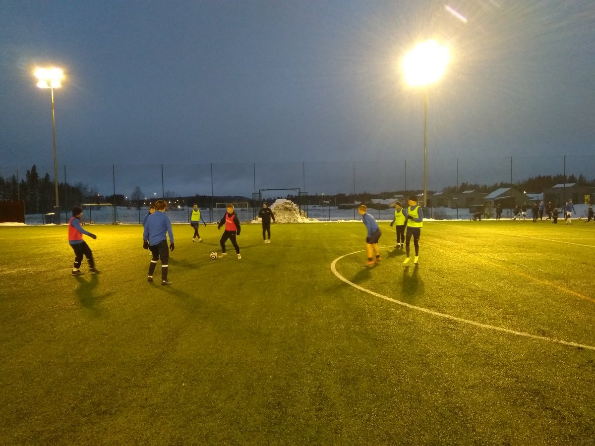 Espoolaiset kävivät pelaamassa keskinäisen harkkapelin #Nurmijärvellä. Hienot olosuhteet. Kiitos pelistä isoveljet FC Espoo BN.