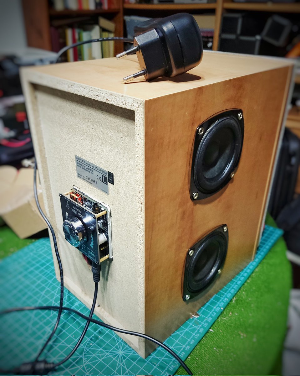 raivenra's tweet photo. Altavoz pasivo reconvertido a activo con módulo bluetooth
#AudioHacking https://t.co/VwC66yIPub