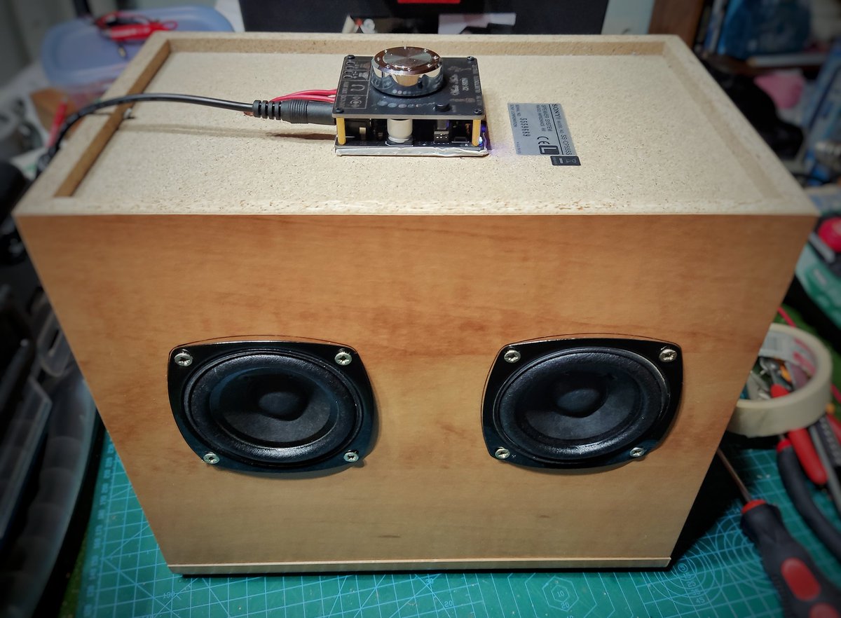 raivenra's tweet photo. Altavoz pasivo reconvertido a activo con módulo bluetooth
#AudioHacking https://t.co/VwC66yIPub