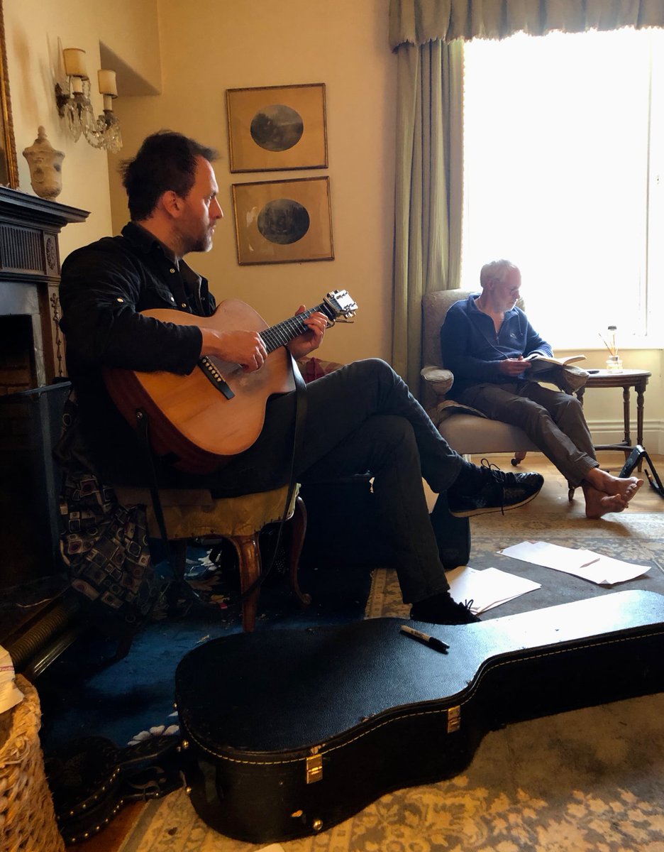Tonight: Looking forward to chatting with Mark Walsh <a href="/ClassicalMark/">Mark Walsh</a> on The Folk Show <a href="/BBCCambs/">BBC Cambridgeshire</a> about our songwriting retreat with <a href="/boden_jon/">Jon Boden</a> and looking forward to <a href="/boohewerdine/">Boo Hewerdine</a> in May. Tune in from 19:00 📻🎵🎶

#singersongwriters 
#songwriter 
#folkmusic 
#americanamusic