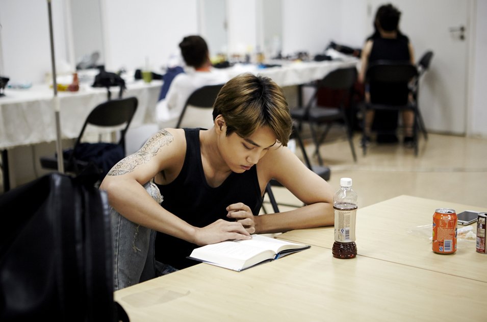 айдол читает. кореец читает. айдолы читают. намджун айдол. бтс с книгами эстетика.