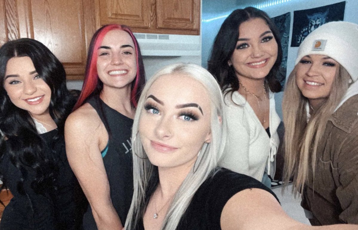 chloyofosho's tweet photo. hi I am just really thankful for the lovely friends I have 💓 https://t.co/LKKqf1fism
