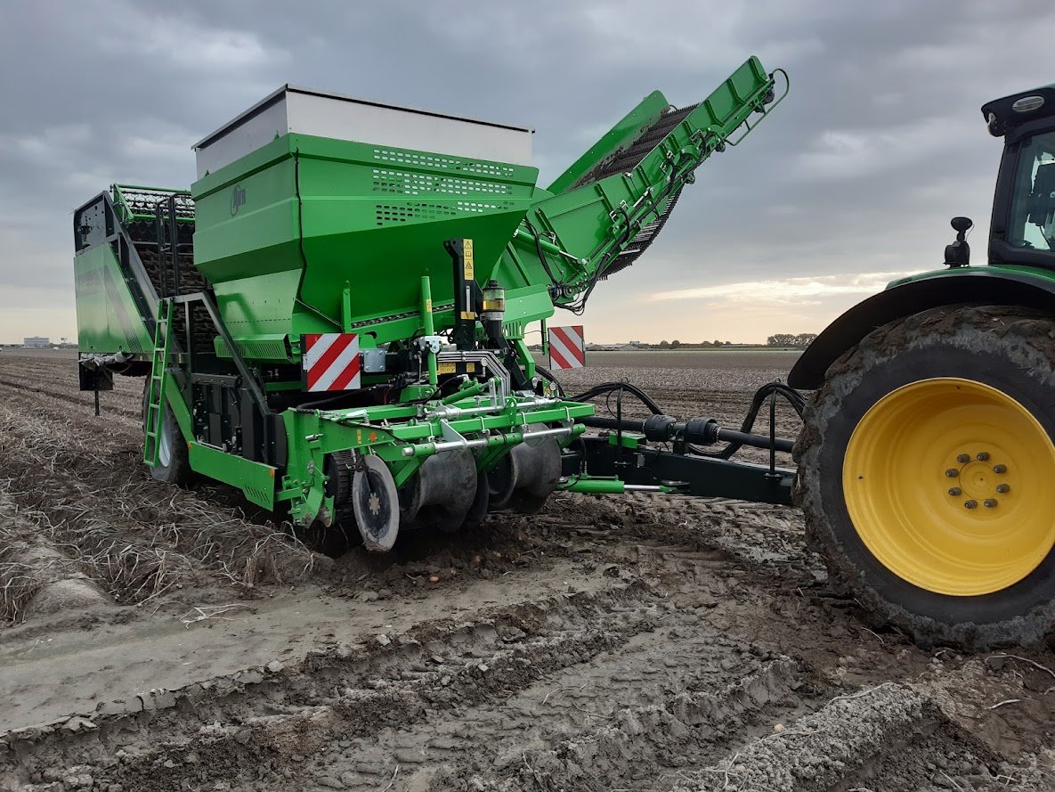 <a href="/kooijmanmarcel/">Marcel Kooijman</a> <a href="/RijkJoost/">Joost Rijk</a> Prachtmachine. Wij hadden er afgelopen najaar ook ééntje op demo. Voldeed voor ons uitstekend, lijkt bovendien zeer aardappelvriendelijk.