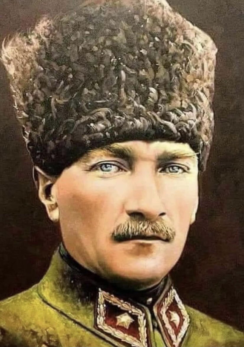 İskilipli Atıf 1920’de; “Mustafa Kemal eşkıyadır ve öldürülmesi farzdır” dedi. Çünkü Iskilipli işgalcilerden yanaydı ve Kurtuluş Savaşı’na karşıydı yani iliklerine kadar HAİNDİ! Biz hainden değil vatanı kurtaran Gazi Mustafa Kemal Atatürk’ten yanayız.