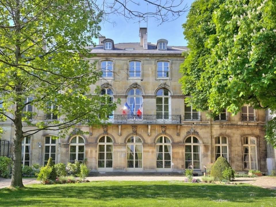 eegretier's tweet image. L'hôtel de Seignelay brûle ! Un des chefs d'œuvre de Boffrand
Comme il se doit il était en travaux !
Le désastre de Notre-Dame n'aura servi à rien.