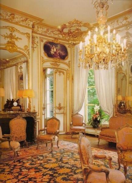 eegretier's tweet image. L'hôtel de Seignelay brûle ! Un des chefs d'œuvre de Boffrand
Comme il se doit il était en travaux !
Le désastre de Notre-Dame n'aura servi à rien.