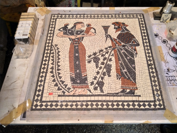 fredericlecut's tweet photo. La derniere tesselle de Dionysos & Arianne a ete posee cet apres midi ! 😃
Son dessin s'inspire d'un vase grec expose au British Museum.
#wine #vino #vin #Bacchus #mosaique #Dionysos #Arianne #mythologie #dieugrec https://t.co/aa8POubS5k