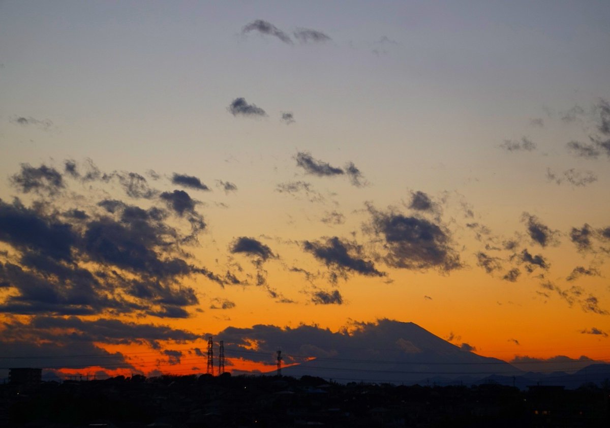 昨夕空&富士山で おはようございます 今週もﾖﾛｼｸお願いします┏(<:)