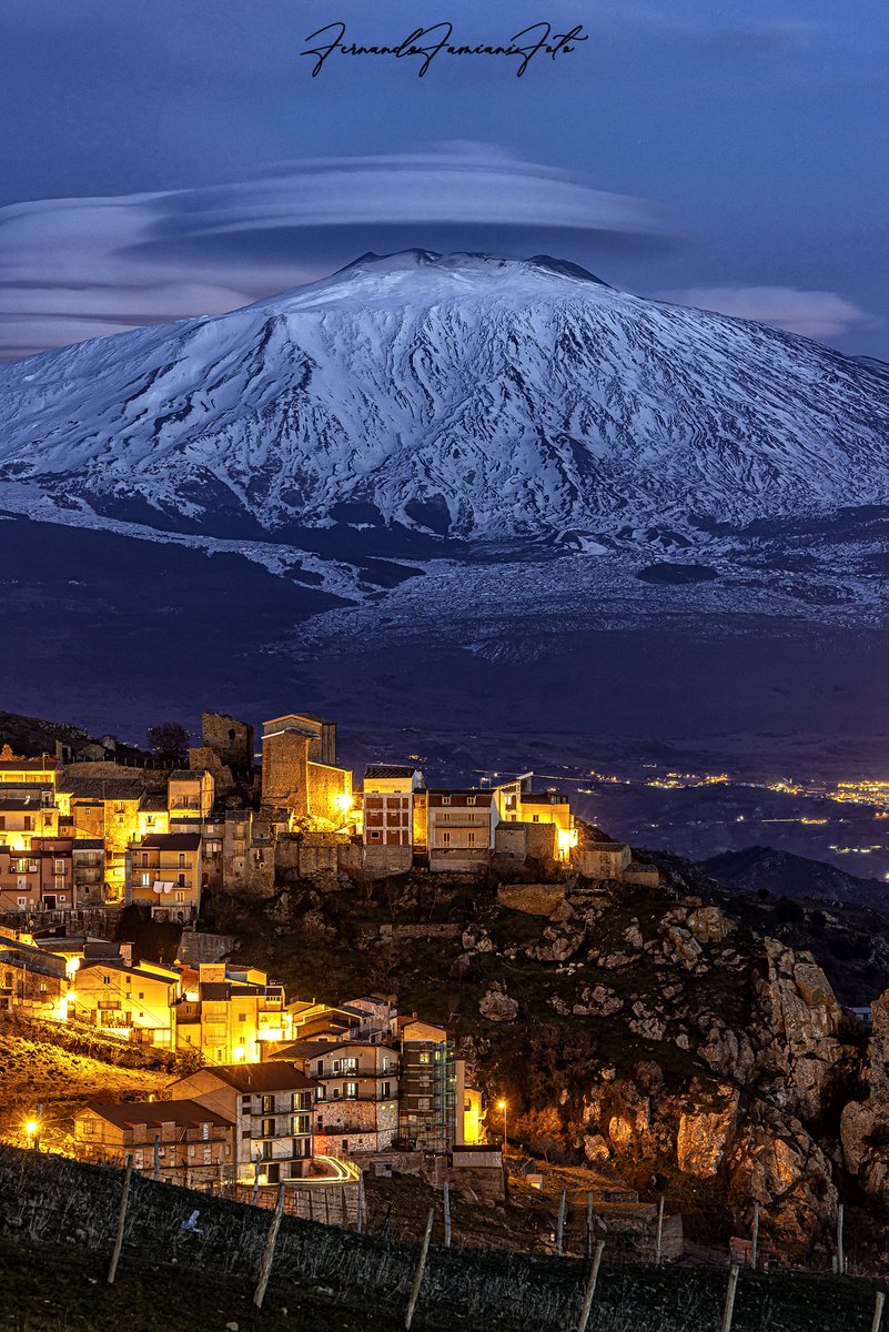 L'#Etna e il suo meraviglioso cappello immortalate ieri pomeriggio da Cesarò, un piccolo comune in provincia di Messina. Sulla cima dell'edificio vulcanico si può ammirare una suggestiva nube lenticolare.  
📸  Fernando Famiani