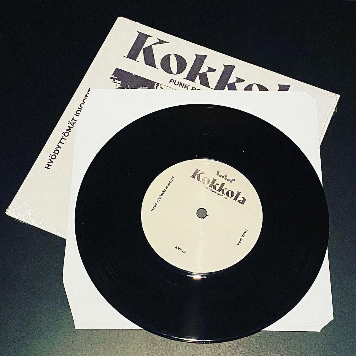 CasualPummi's tweet photo. Hot damn! Omaa musaa vinskalla!🤩
Kokkola - Punk Rock Split -EP 7”
Seiska tuumanen on ollut pitkään unelma ja siinä se nyt on! Mukana paikalliset hurjat Paha Maa ja Hyödyttömät Idiootit.
Hinta: 7€ +pk laita viestiä, jos kiinnostaa!
200kpl painos. #KYR12 #kokkola #suomipunk https://t.co/q1Vtkf30yl