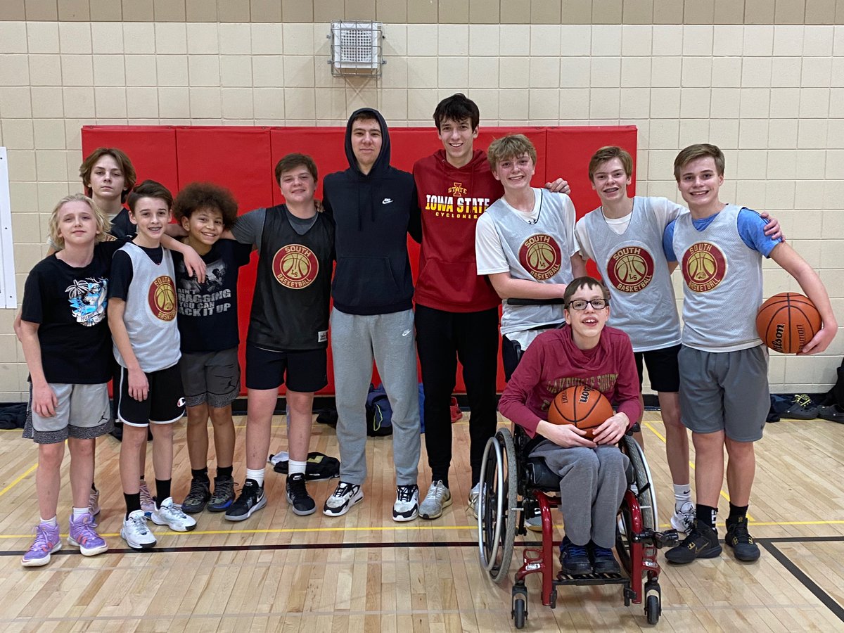 Seniors Logan Mayfield &amp; Blake Jirik assisting with their 7th grade squad at their practice! #CougarBuddies #CougarsGiveBack #RunAsOne #S4L
