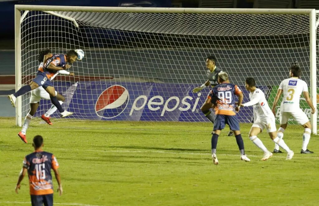csncol's tweet photo. Gol de Orlando Osorio con Achuapa en la derrota de su equipo frente a Comunicaciones por el Clausura en Guatemala. En el local fue titular José Corena.

(Foto vía @deportes_pl @liga_gt)
.
.
.
#fpc #fichajes #colombianosenelexterior #colombianos #colombia… https://t.co/tdEQ1H8iSF https://t.co/yLSBGAqE12