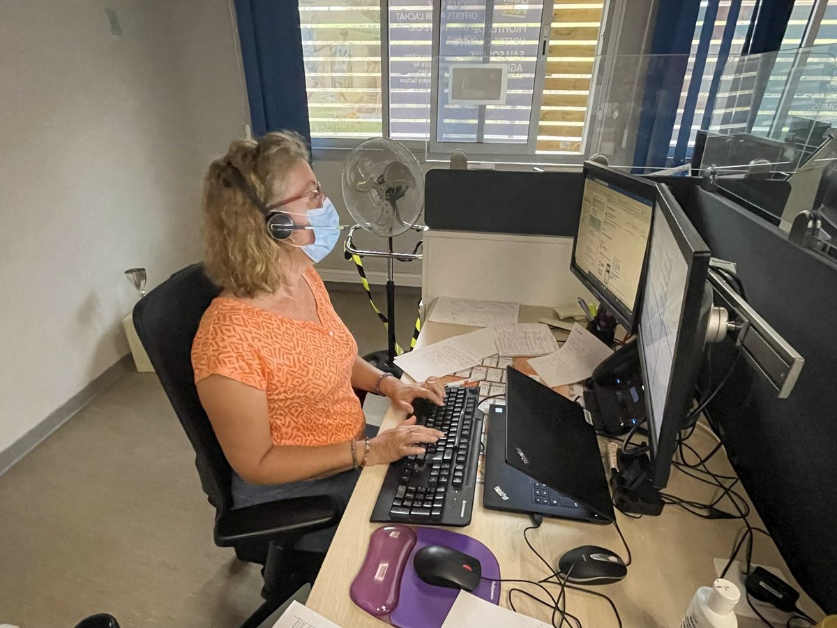 #Batsirai Nos conseillers du service dépannage sont mobilisés 7 j/7 &amp; 24H/24 pour répondre aux demandes de nos clients. Aujourd'hui Sylvie, Amandine et Brigitte étaient vos interlocuteurs au 0800333974. Ce dimanche ➖de 🔟000 foyers réunionnais restent encore privés d’électricité