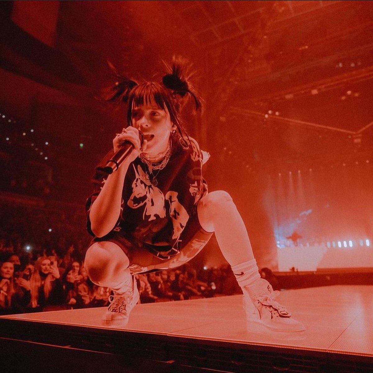 billieeilishtrs's tweet photo. #HTEAtlanta: Billie performing at the @statefarmarena last night in Atlanta, Georgia. 📸: @mattvogelphoto https://t.co/aEhpFpjAnw